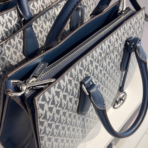 Michael Kors Sheila Medium Ombré Signature Logo Satchel
Navy 
NWT - Picture 8 of 16